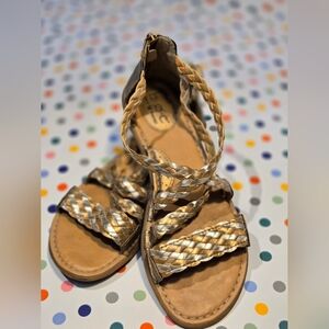 B.O.C. Born Concepts woven sandal gold silver metallic comf 9 strappy zip